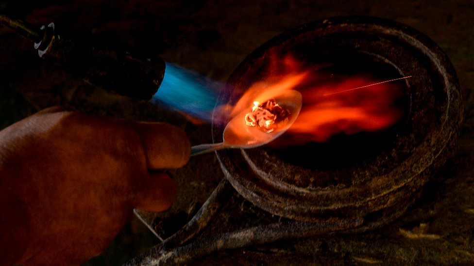 Calentamiento con una máquina de soldar de una amalgama para evaporar el mercurio y separarlo del oro