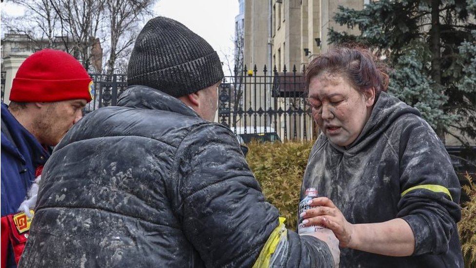 Personas ayudan a una herida en Jarkiv