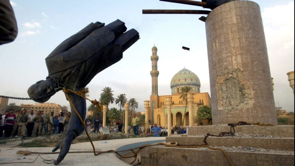 Estatua derribada de Saddam Hussein en Bagdad