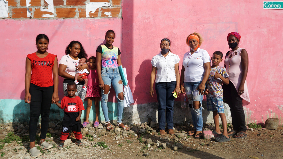 Mujeres del Planton members posing in front of a pink wall