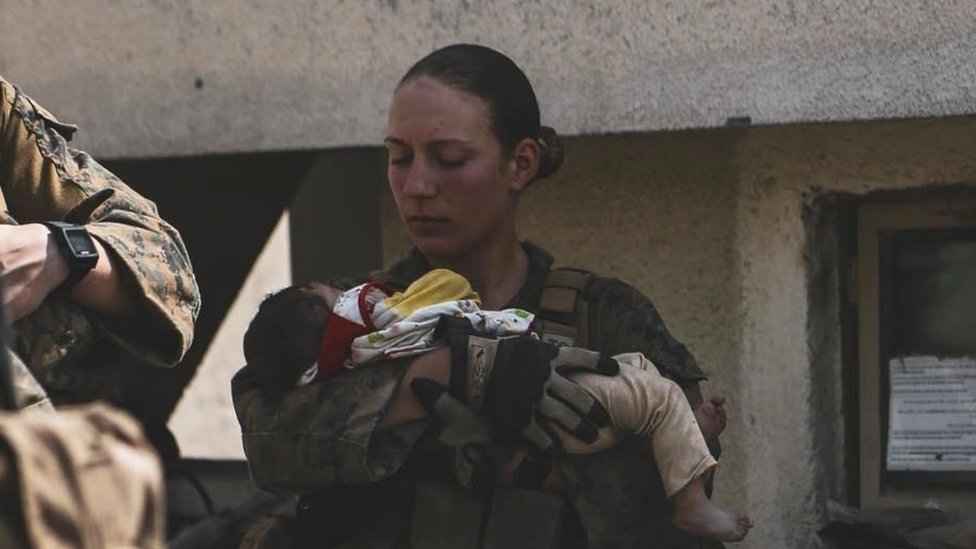 美國海軍陸戰隊中士妮可·吉（Nicole Gee）抱著一個阿富汗嬰兒