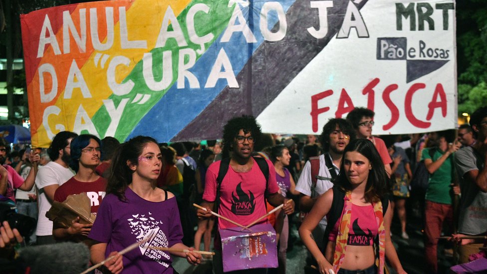 Люди протестуют против решения бразильского судьи одобрить конверсионную терапию