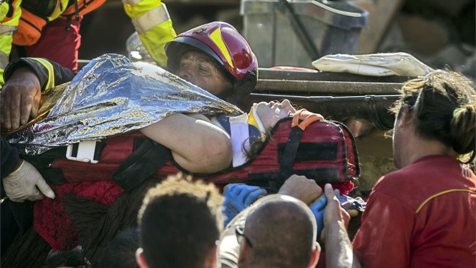 Раненую женщину несут спасатели в Аматриче, центральная Италия, где произошло землетрясение силой 6,1 балла, Италия (24 августа 2016 г.)