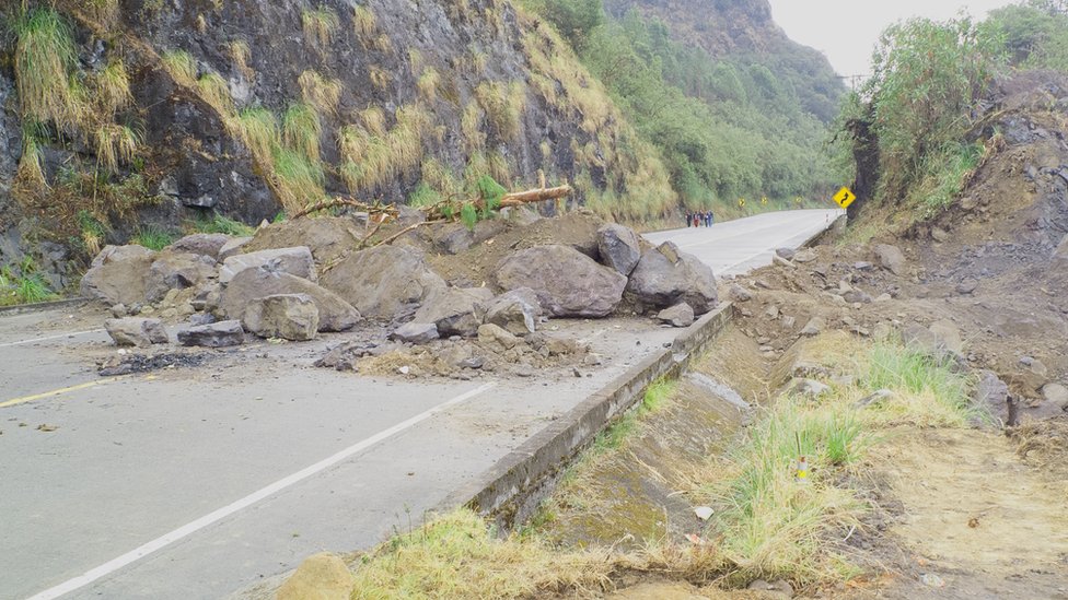 Una ruta bloqueada con rocas en Ecuador