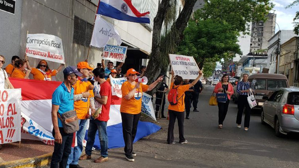 Roa y los miembros de CACE durante una manifestación.