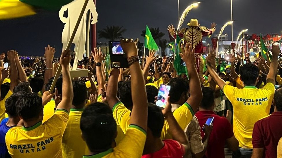 Fanáticos de la selección nacional de Brasil festejaban durante la previa al torneo.