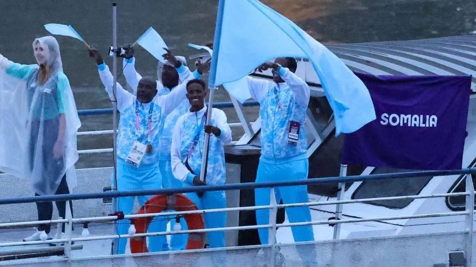 Ali Idov Hasan sa nekolicinom zvaničnika koji čine ukupnu reprezentaciju Somalije u Parizu