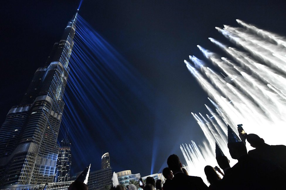 Espectáculo de rayos láser en el edificio más grande del mundo, Burj Khalifa, en Dubai.