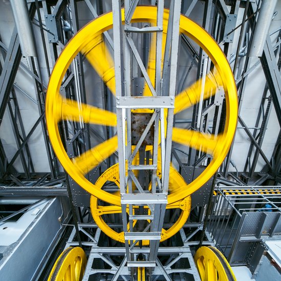 A diferencia de los ascensores actuales, los primeros no eran seguros. Mecanismo interno de un ascensor