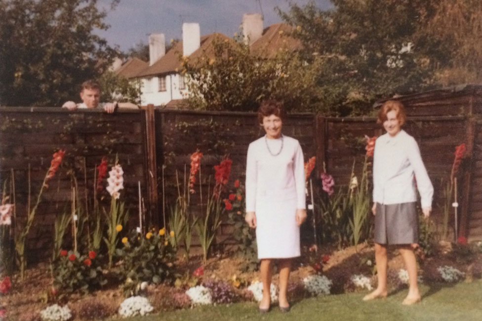 Венди и ее мама с дядей смотрят через забор. Снято в августе 1966 года, вскоре после того, как Венди переехала к своим родителям.