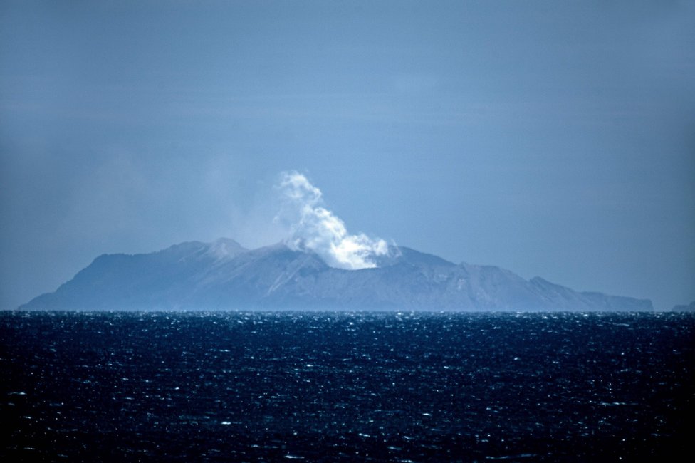 Пар поднимается с вулкана Белого острова