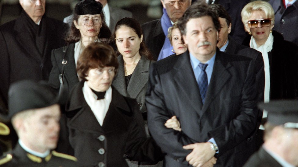 Вдова Франсуа Миттерана Даниэль Миттеран (слева), ее сын Жан-Кристоф (второй ряд слева), Андре Русселе, Анн Пинжо, партнер президента Франции Миттерана, дочь Миттерана Мазарин Пинжео,