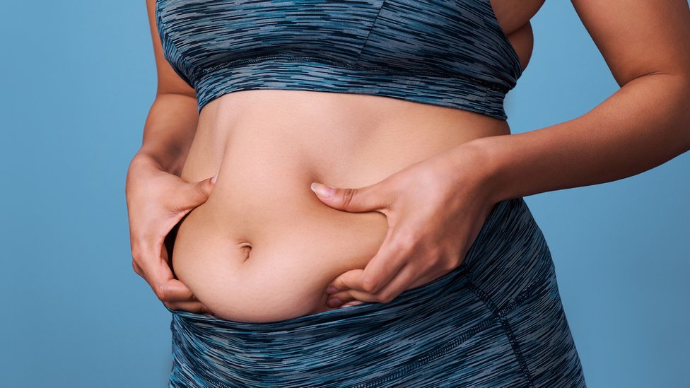 Mujer con grasa abdominal