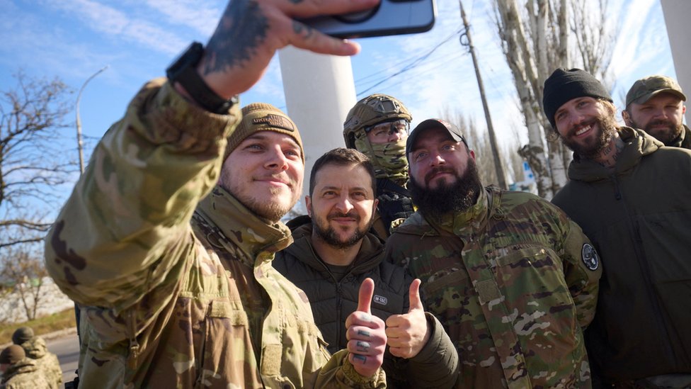 El presidente ucraniano Zelensky posa para una foto con soldados.