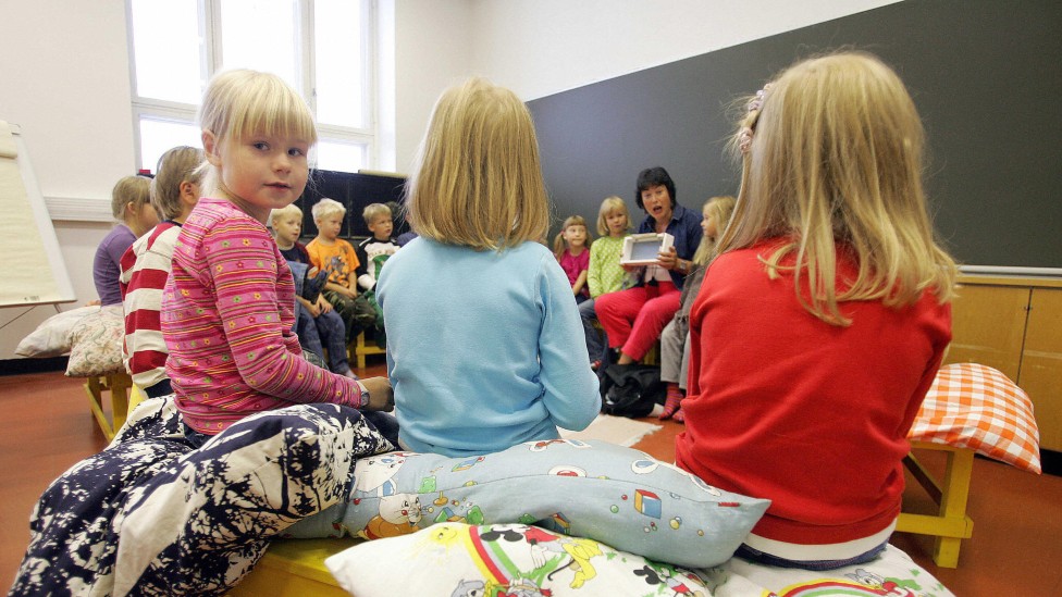 Niños en una escuela en Finlandia