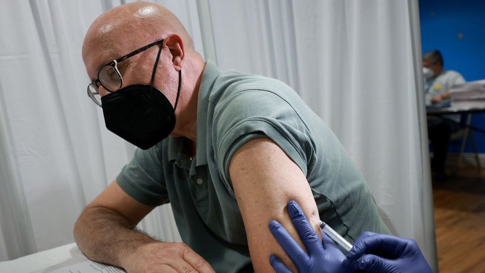 Un hombre recibe la vacuna de la viruela del mono en Florida, Estados Unidos.