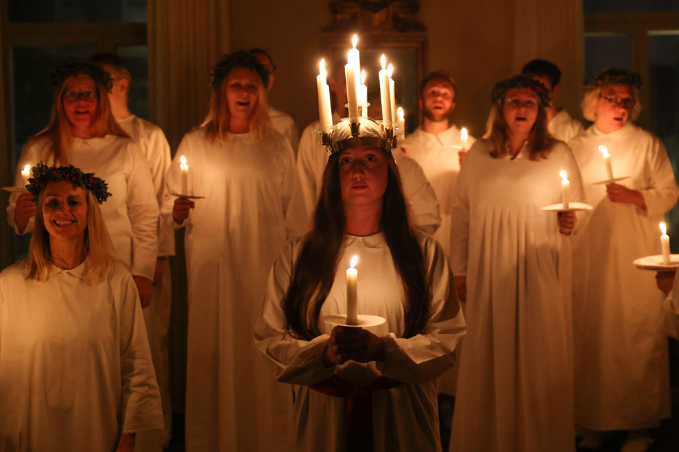 London Nordic Choir İsveç Büyükelçisi'nin konutunda, İsveç geleneklerinin parçası olan şarkıları söyledi.