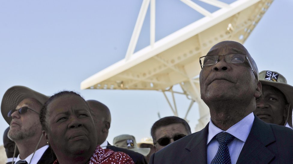 El presidente sudafricano Jacob Zum visitó las instalaciones del SKA junto a la ministra de Ciencia y Tecnología, Naledi Pandor. El presidente sudafricano Jacob Zum visitó las instalaciones del SKA junto a la ministra de Ciencia y Tecnología, Naledi Pandor.