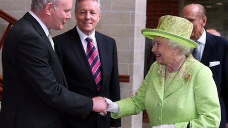 Королева и Мартин МакГиннесс пожимают друг другу руки