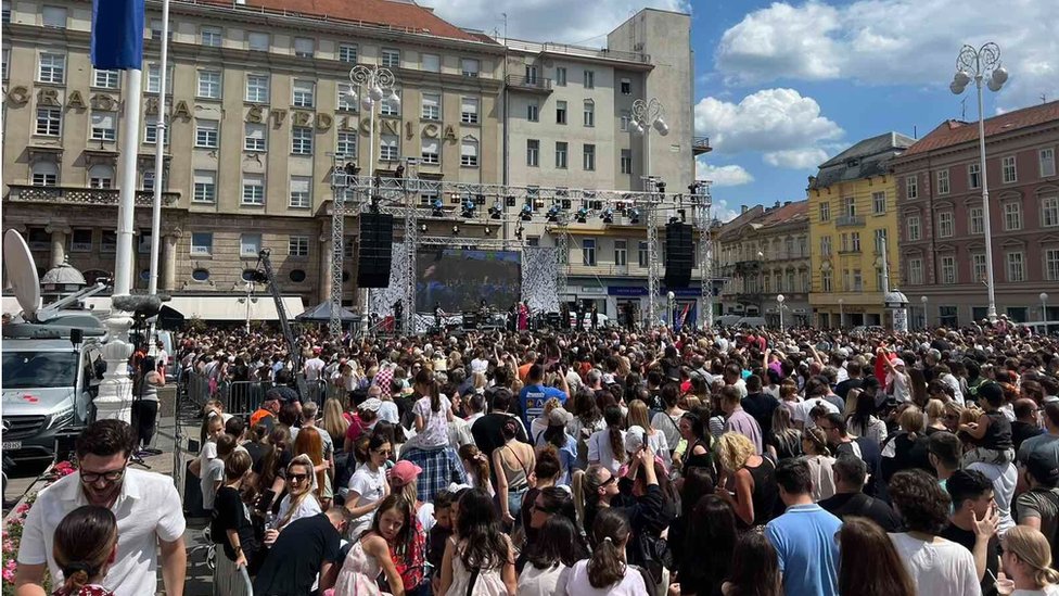 Trg Bana Jelačića bio je krcat u nedelju popodne