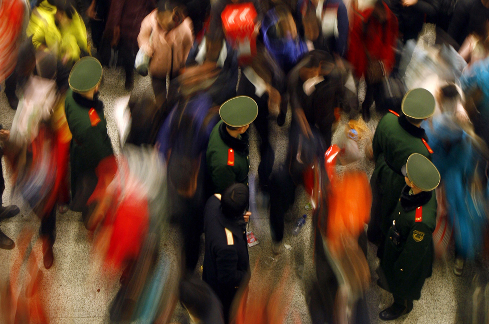 Un día bastante ocupado en la estación de buses de Wuhan, en China. Multitud en una estación de buses.