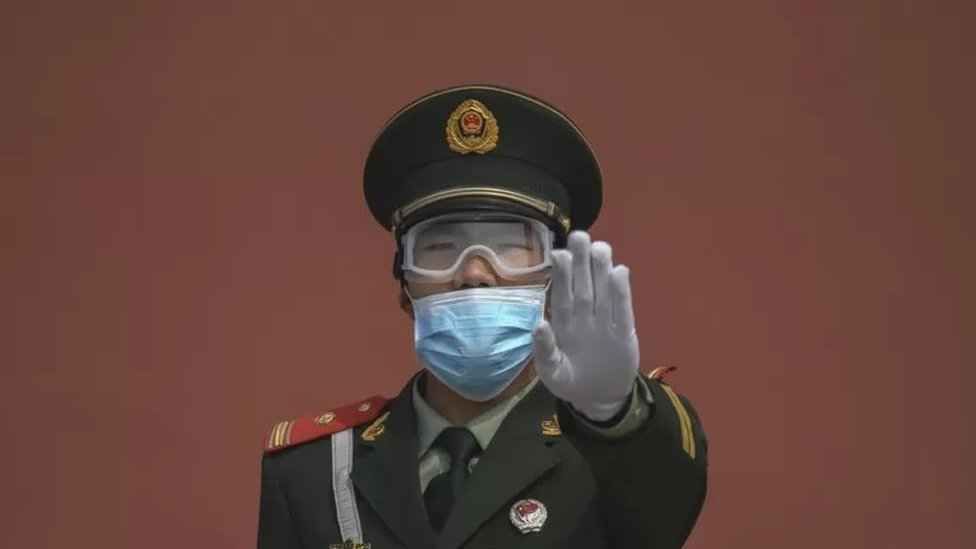 جندي صيني يشير بإشارة التوقف