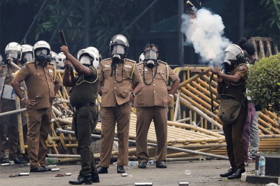 Polisi membubarkan pengunjuk rasa