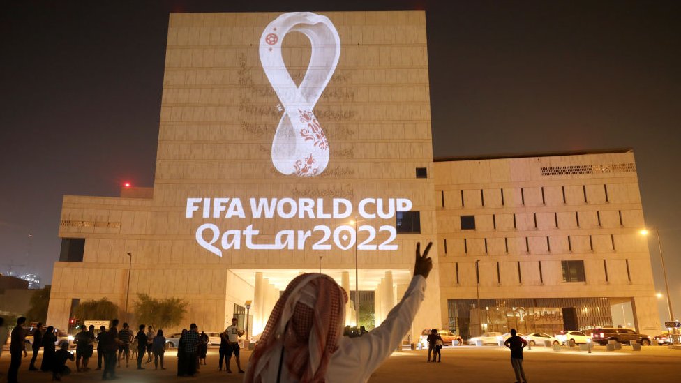 Un edificio con el logo de Qatar 2022