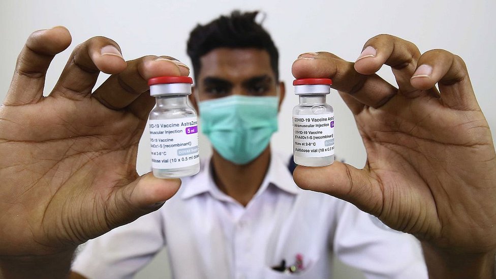 Un trabajador sanitario sujeta dosis de la vacuna de AstraZeneca