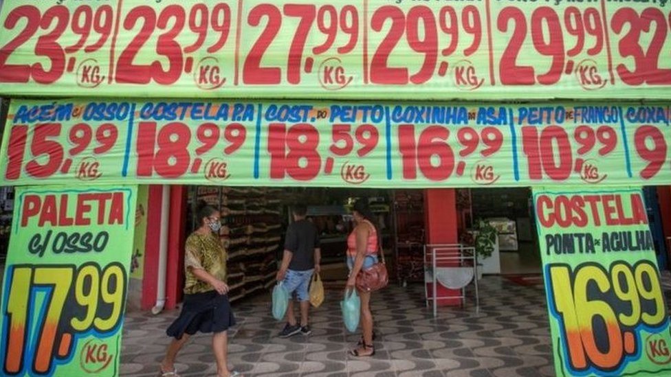Cartazes de preços na fachada de um açougue