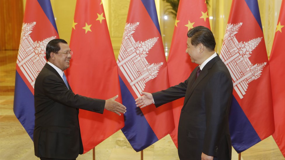Премьер-министр Камбоджи Хун Сен приветствует президента Китая Си Цзиньпина