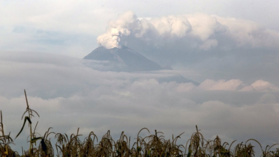 La nube de cenizas del Popocatépetl se extendió por más de dos kilómetros. La nube de cenizas del Popocatépetl se extendió por más de dos kilómetros.