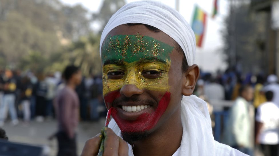 Эфиопы присутствуют на параде в честь 124-й годовщины битвы при Адве на площади короля II Менелика в Аддис-Абебе, Эфиопия, 2 марта 2020 г. Битва при Адве - это победа Эфиопии над итальянскими войсками в битве при Адве 1 марта 1896 г.
