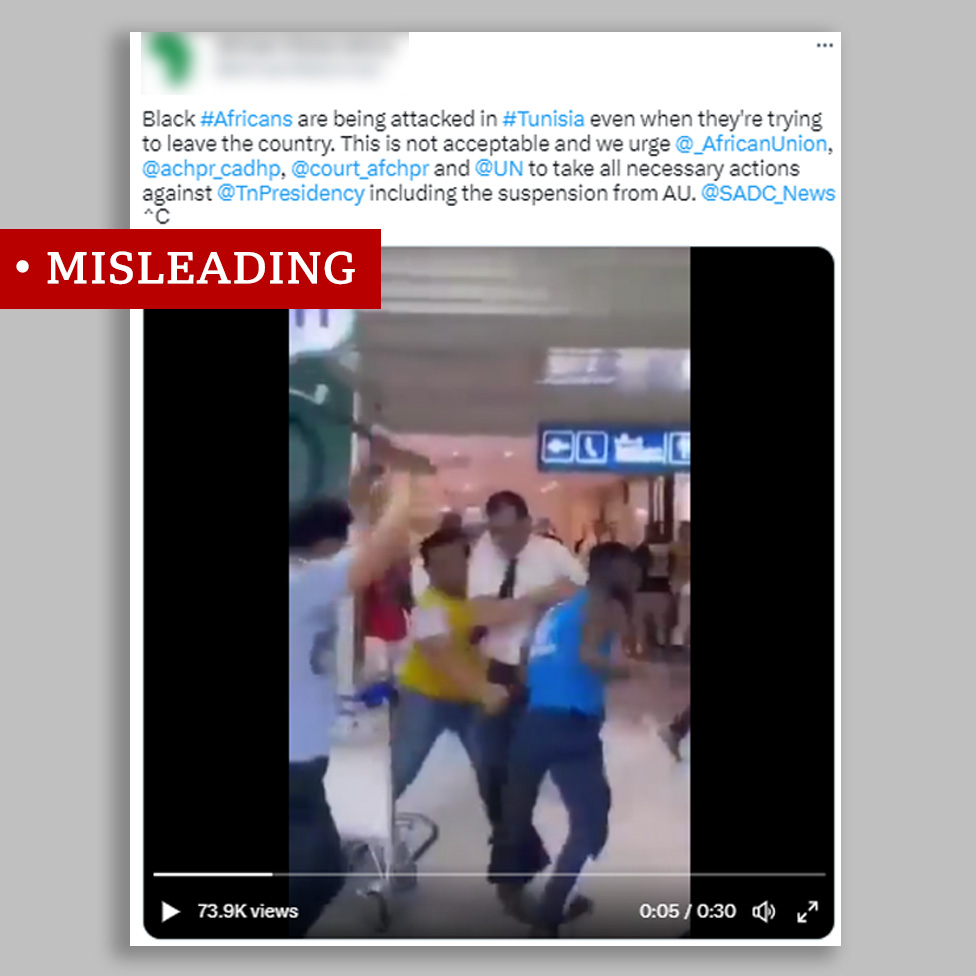 لقطة من فيديو يصور رجال أمن يضربون مسافرا