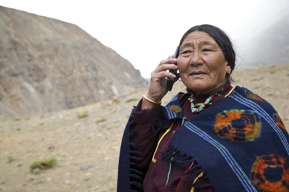 una mujer de los Andes, en América Latina, habla por teléfono.