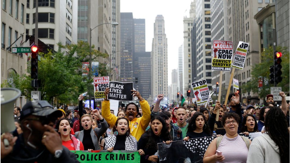 Демонстранты протестуют во время празднования приговора по делу об убийстве офицера полиции Чикаго Джейсона Ван Дайка на Мичиган-авеню 5 октября 2018 года в Чикаго, штат Иллинойс
