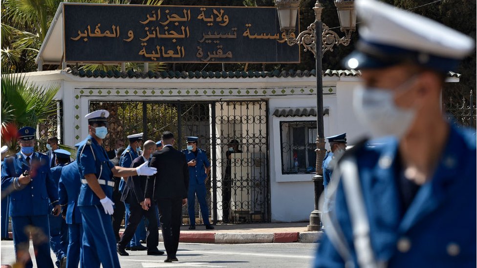 بوتفليقة: تنكيس الأعلام دون حداد أو جنازة رسمية للرئيس الجزائري السابق 1 مقبرة العالية