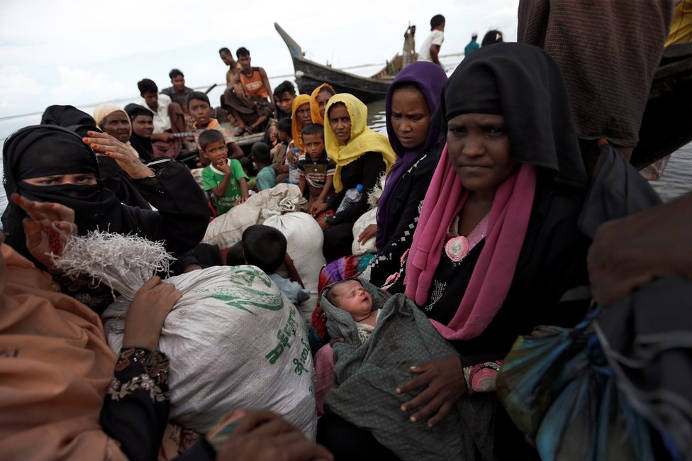 Недавно прибывшие беженцы рохинджа садятся в лодку, когда пересаживаются в лагерь в Кокс-Базаре, Бангладеш, 2 октября 2017 года.