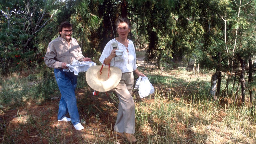 Diana Kennedy en su casa en Zitácuaro, Michoacán, con el periodista inglés Douglas Thompson, junio de 1990