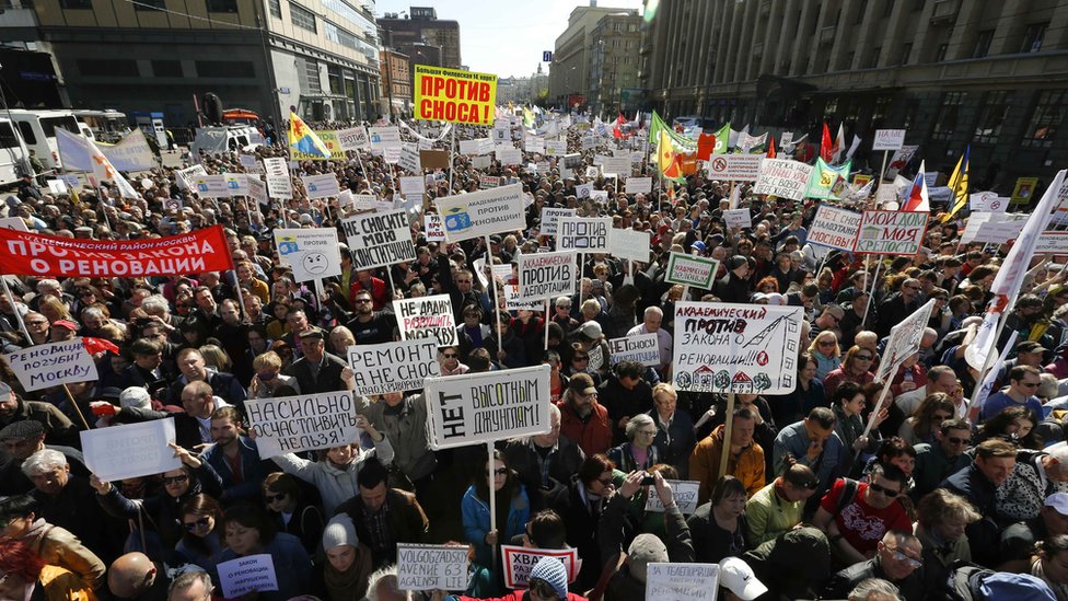 Жители протестуют против решения властей снести советские пятиэтажные дома в Москве, Россия, 14 мая 2017 года.