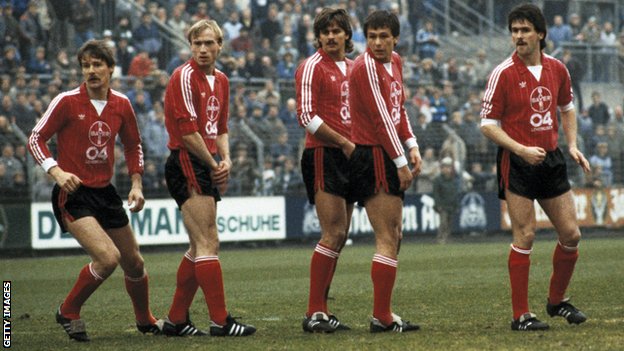 (GERMANY OUT) football, Bundesliga, 1984/1985, Stadium am Boekelberg, Borussia Moenchengladbach versus Bayer 04 Leverkusen 1:1, scene of the match, free kick, players wall, f.l.t.r. Juergen Gelsdorf (Bayer), Anders Giske (Bayer), Falko Goetz (Bayer), Rudolf Woitowicz (Bayer), Dirk Schlegel (Bayer) (Photo by Werner OTTO/ullstein bild via Getty Images)