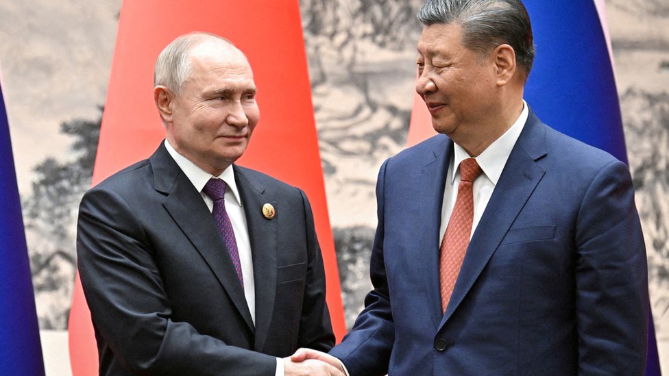 北京人民大會堂內習近平（右）與普京（左）握手（31/5/2024）