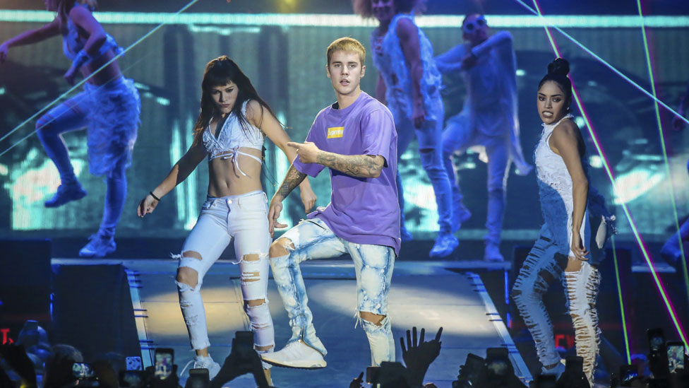 La gira ha incluido más de 150 actuaciones en seis países. Justin Bieber con bailarinas en una actuación de su gira mundial Purpose en Bélgica