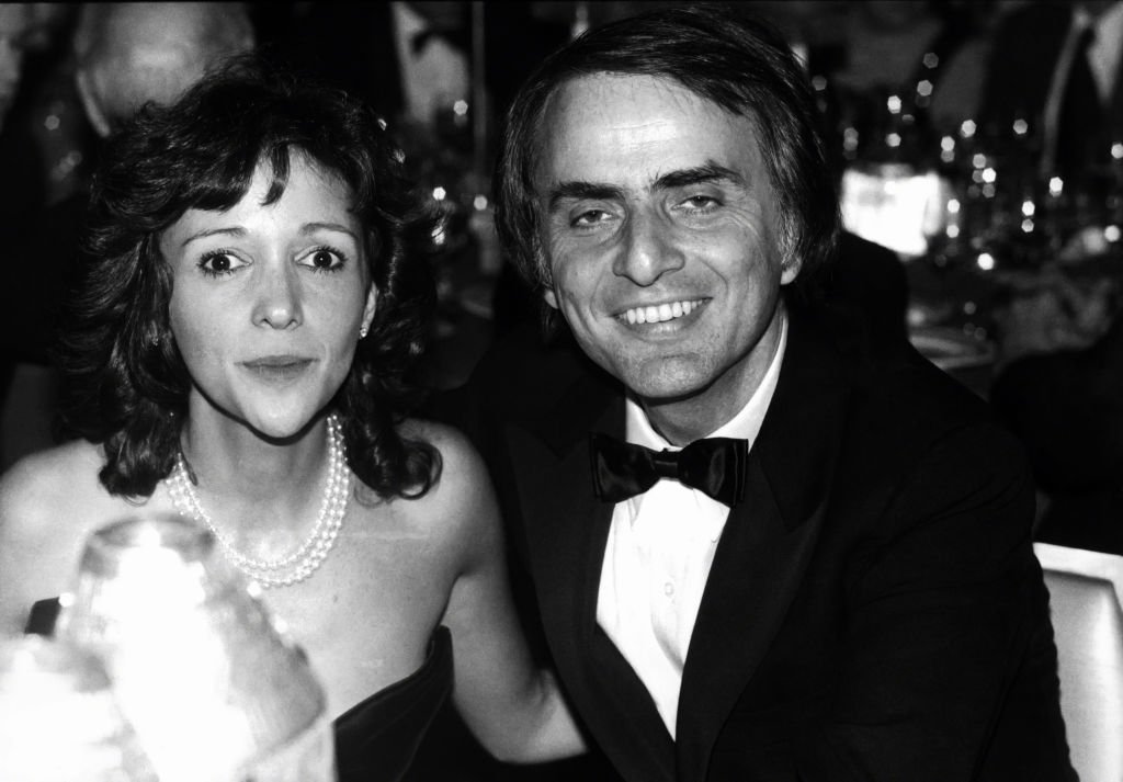 Carl Sagan y su prometida Ann Druyan en el Waldorf-Astoria alrededor de 1980 en la ciudad de Nueva York.