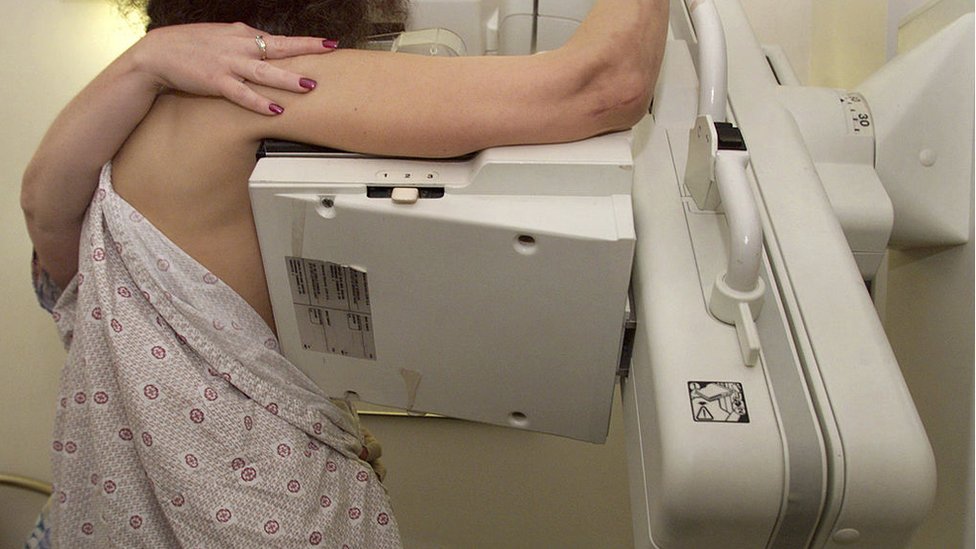 Una paciente haciéndose una mamografía en un hospital de Boston