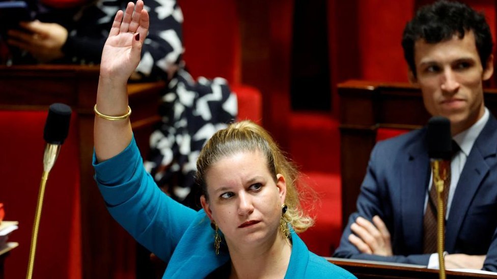ماتيلد بانو، نائبة ورئيسة المجموعة البرلمانية لحزب المعارضة اليساري المتطرف الفرنسي (فرنسا الأبية)، تحضر مناقشة لتكريس حقوق الإجهاض في الدستور، في الجمعية الوطنية في باريس، فرنسا، 24 نوفمبر/تشرين الثاني 2022