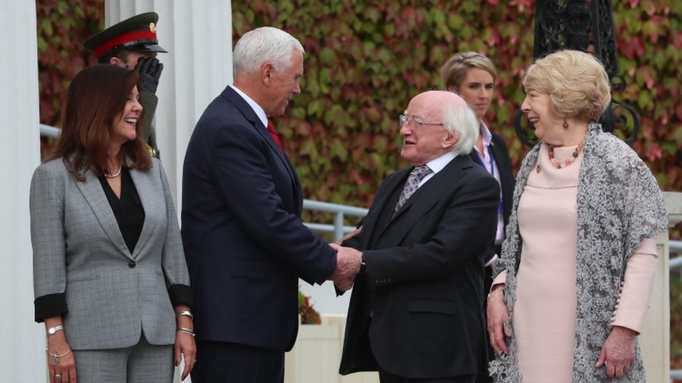 Майк Пенс пожимает руку президенту Ирландии Майклу Д. Хиггинсу в компании его жены Карен и жены г-на Хиггинса Сабины