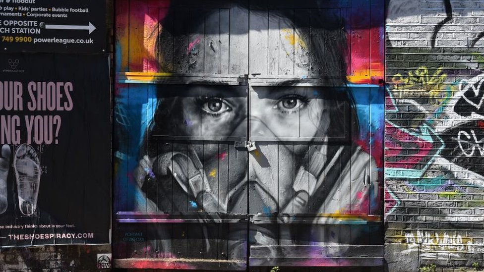 Французский уличный художник Забу нарисовал художницу BKFoxx в маске граффити на стене в Восточном Лондоне
