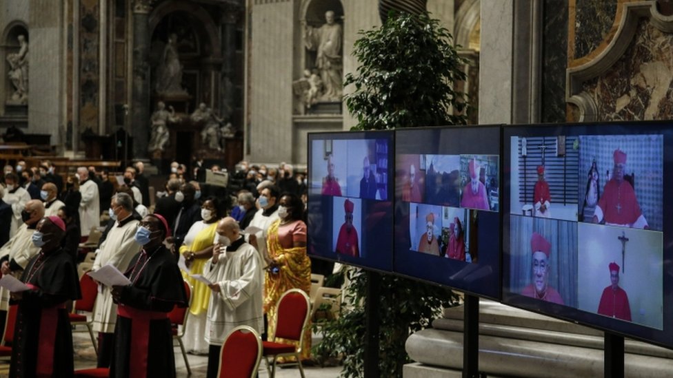 Bazı kardinaller törene video konferans yöntemiyle katıldı