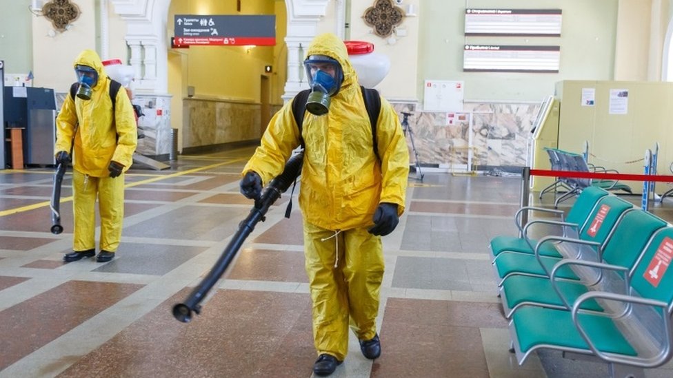 Görevliler Moskova'da bir tren istasyonunu dezenfekte ediyor